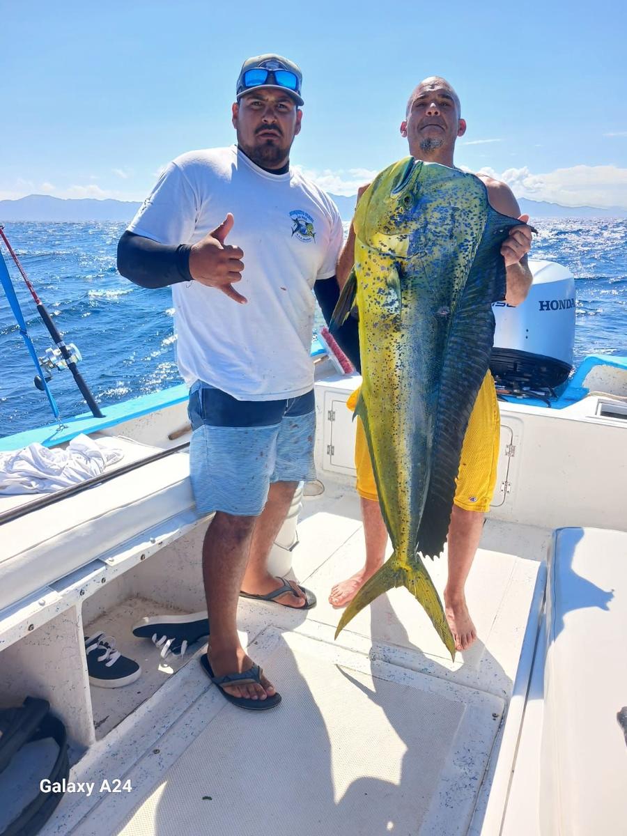 Guests and crew with a bull dorado caught in La Paz