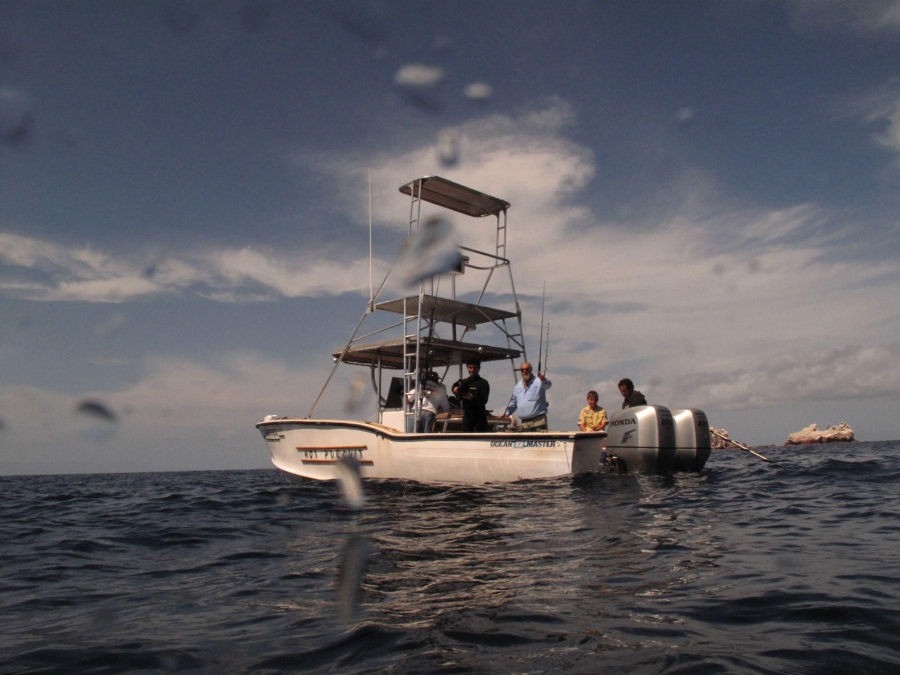 32 ft Ocean Master · Twin 225s — Hot Pursuit